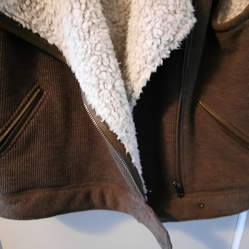 Vest - Picture 3 of 4